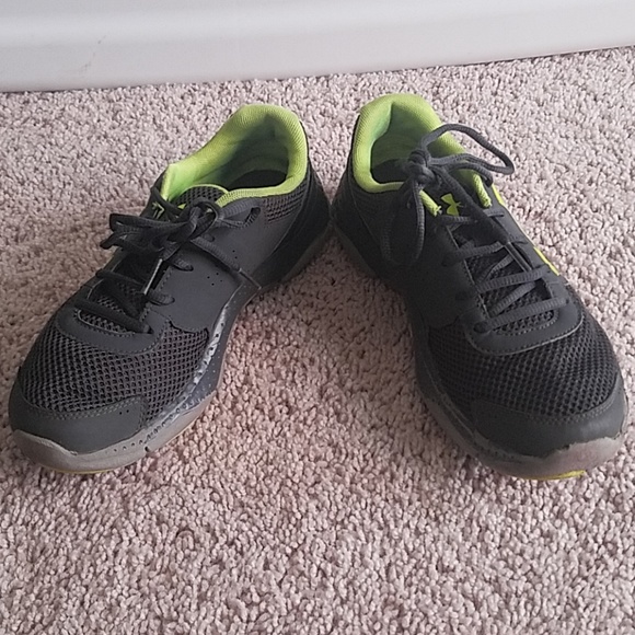 Under Armour Other - BOYS 5.5 UNDER ARMOUR